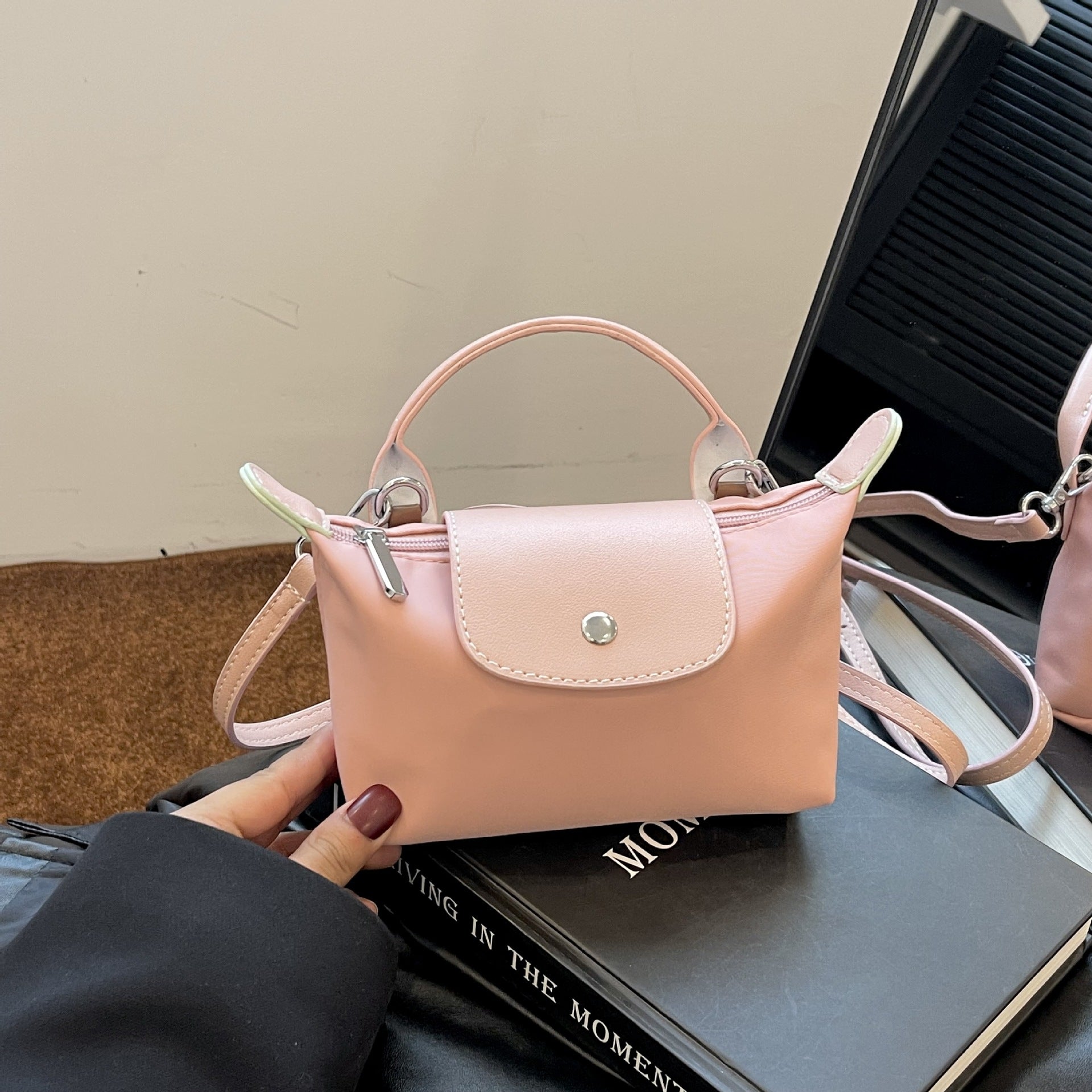 Retro fashion versatile women's bag, shoulder crossed, carrying high-end nylon dumpling bag