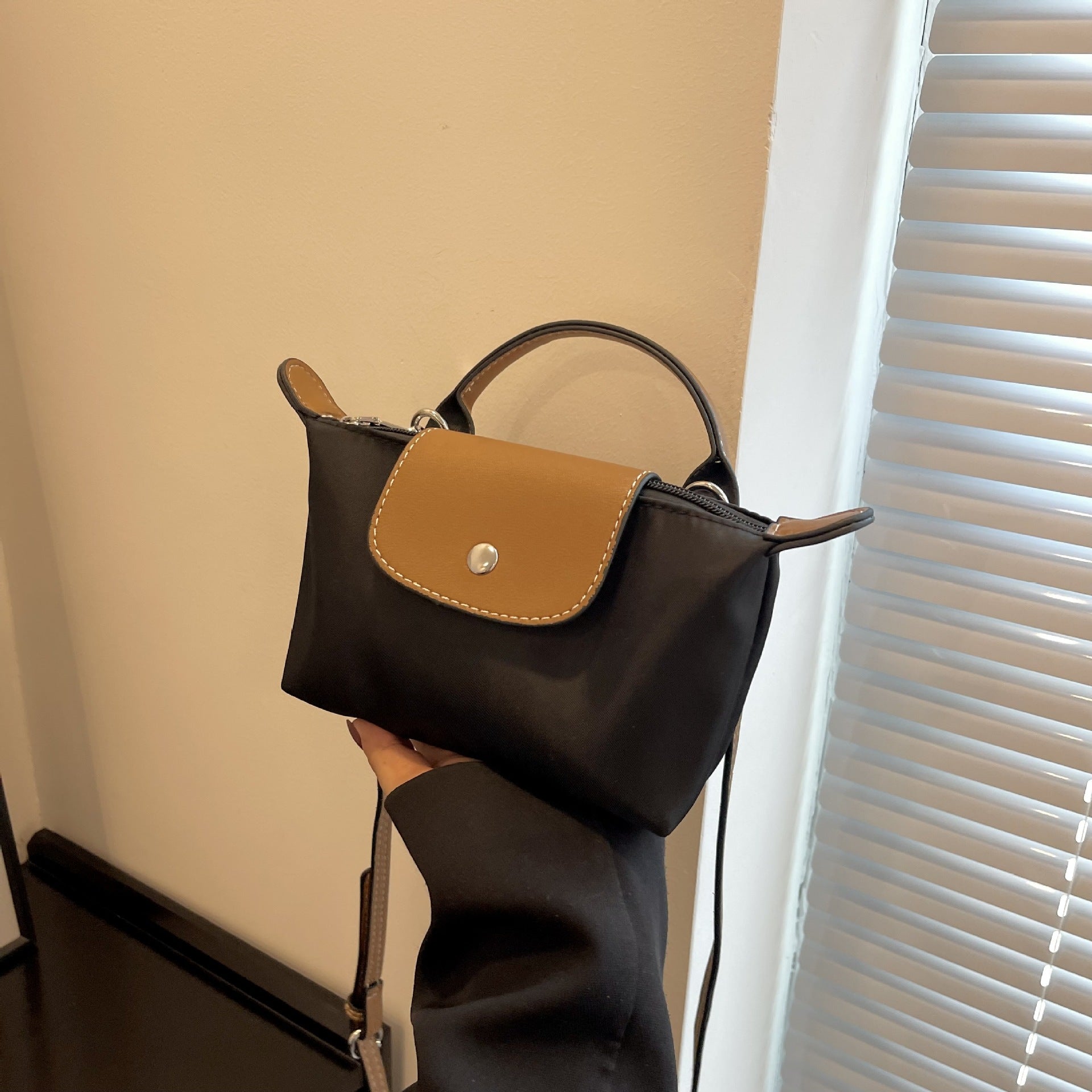 Retro fashion versatile women's bag, shoulder crossed, carrying high-end nylon dumpling bag